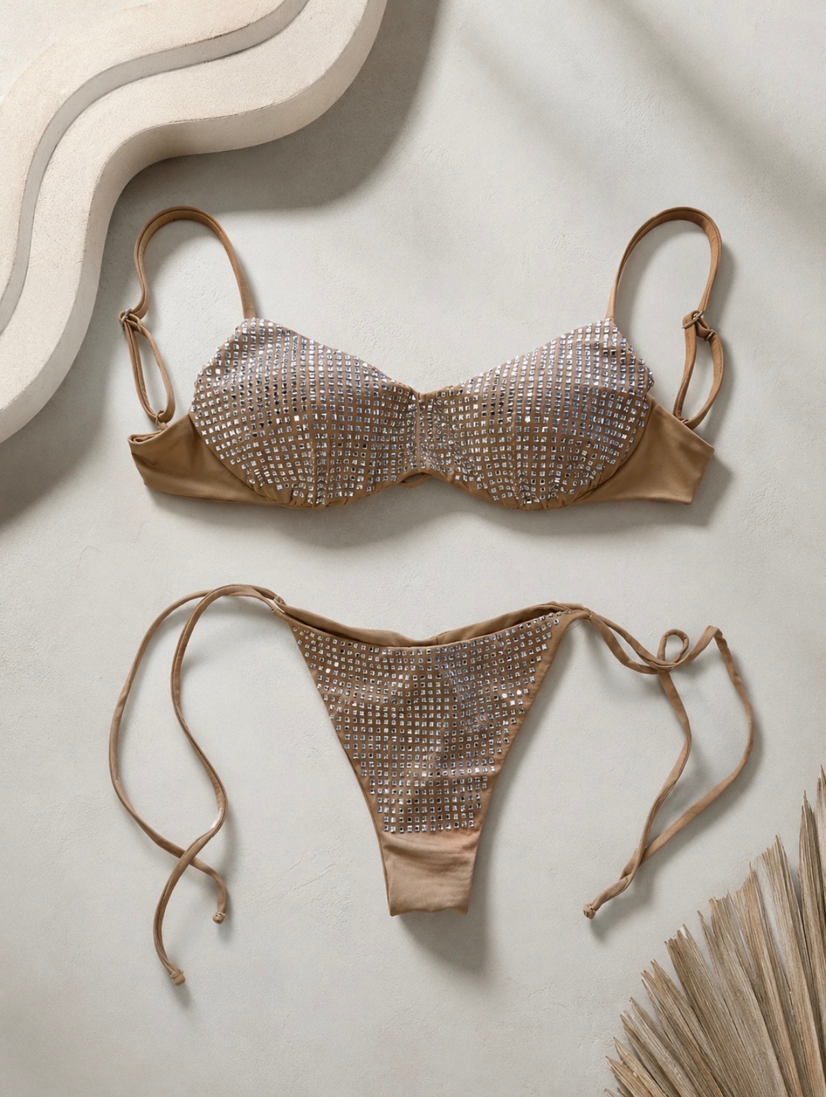 Bézs strasszköves bikini felső és megkötős alsó